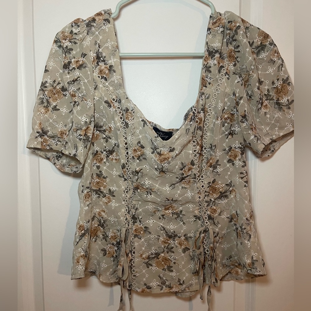 ❤️‍🔥Women’s Milk & Honey Short Sleeve Floral Lace Tie Top Cottagecore Sz L